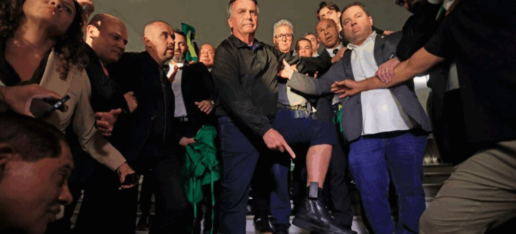Bolsonaro exibe tornozeleira e eleva tensão institucional