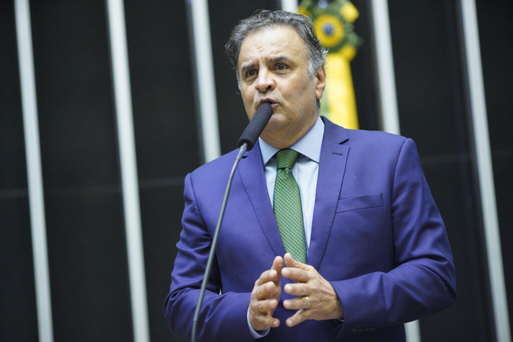Instituto presidido por Aécio Neves chama Lula de “inimigo do progresso”