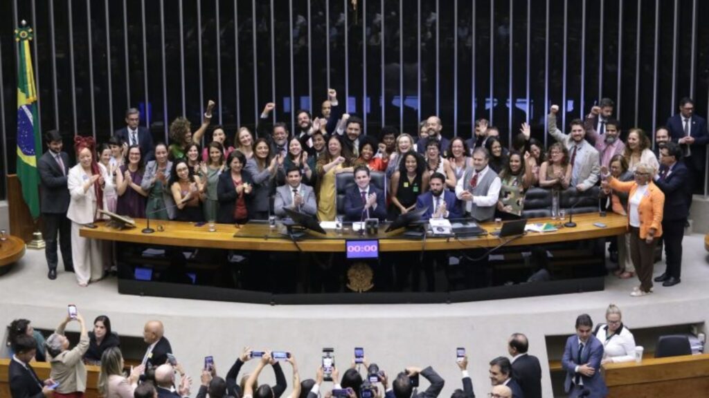 Câmara aprova medidas para proteger menores na internet