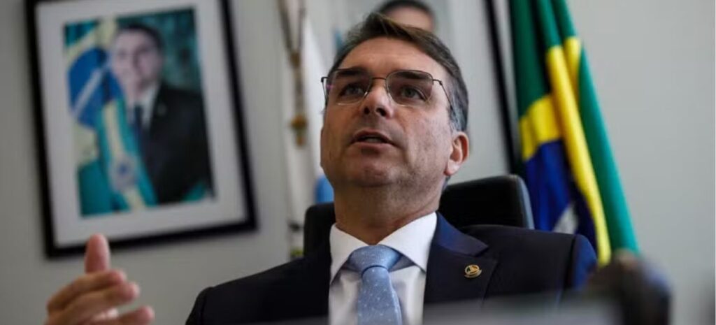 Flávio Bolsonaro evita cravar Tarcísio como nome para 2026 e descarta Michelle como substituta política do pai