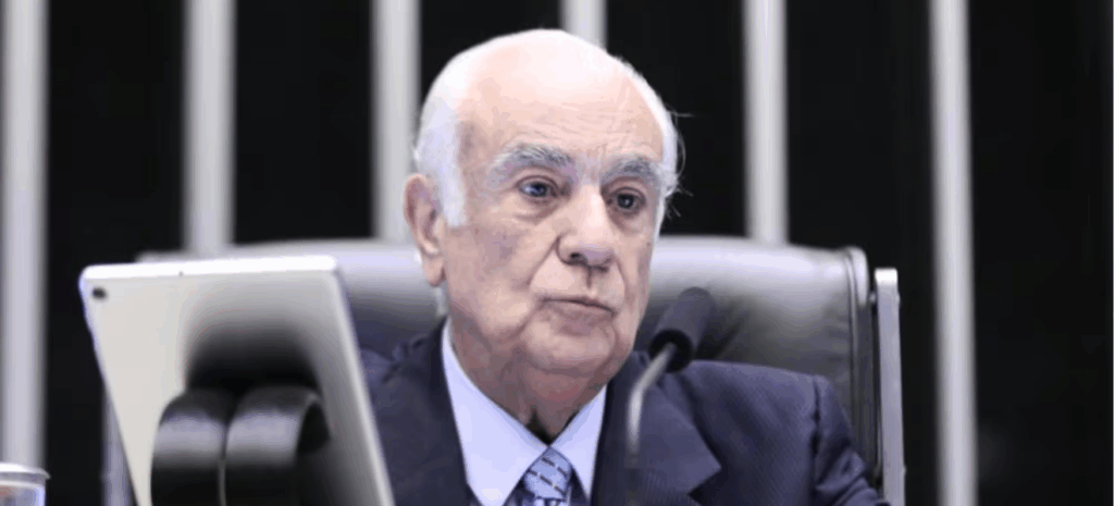 Deputado é expulso do PL após criticar Trump e defender Moraes