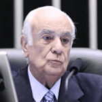 Deputado é expulso do PL após criticar Trump e defender Moraes