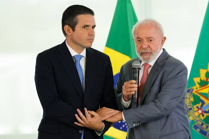 Lula pressiona Motta para cassar Eduardo Bolsonaro