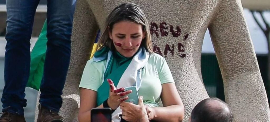 STF mantém 14 anos de prisão para Débora do Batom