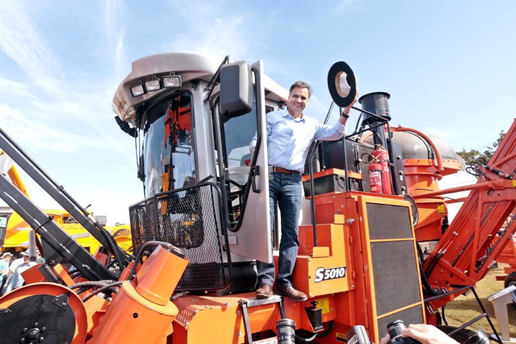 Aécio se aproxima do agro e critica desprezo de Lula pelos produtores rurais