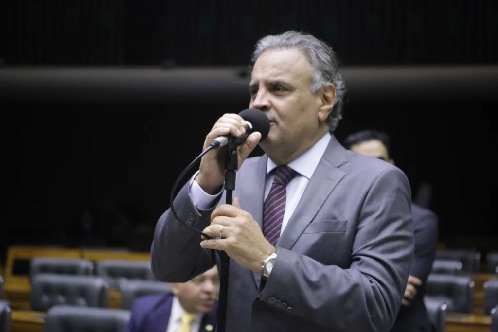 Aécio Neves defende pacificação nacional e revisão de penas para participantes “laterais” do 8 de Janeiro