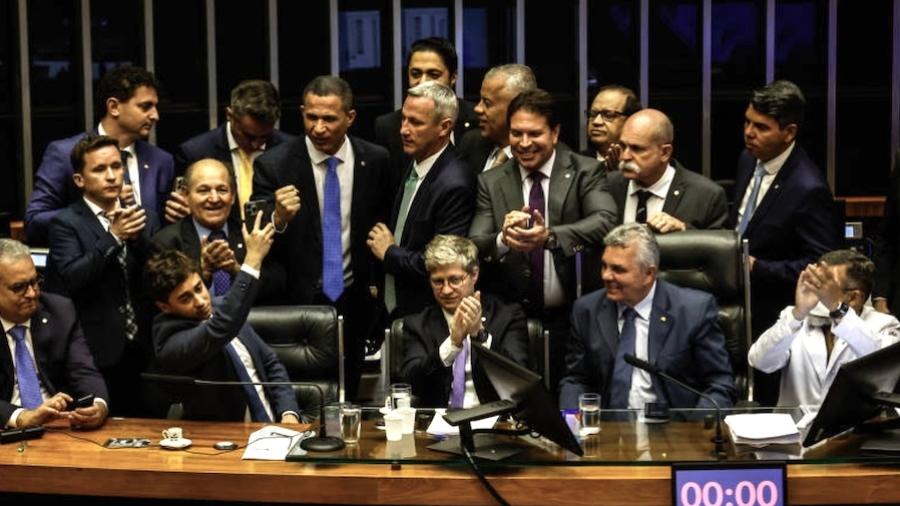 Bolsonaristas travam projeto e omissão de Lula fica evidente