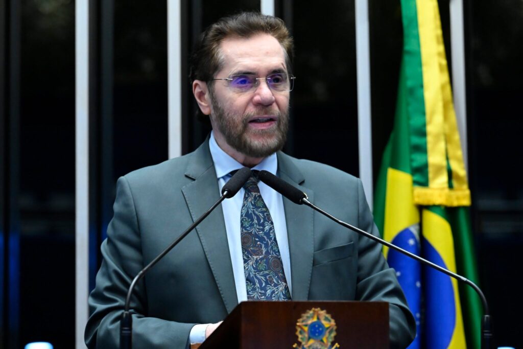 Plínio denuncia exclusão do Amazonas em programa do SUS e cobra correção imediata