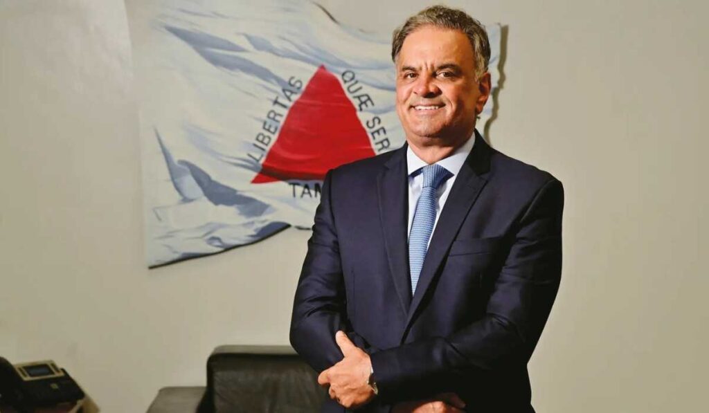 Aproveitando vácuo de lideranças, Aécio se reposiciona e volta a ser figura central na política mineira