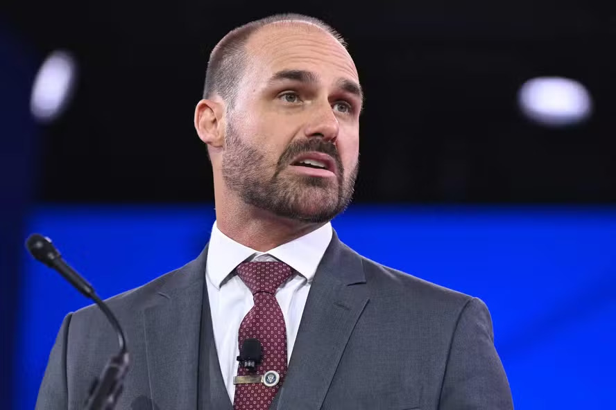 Mandato em risco: Eduardo Bolsonaro pode ser cassado por excesso de faltas