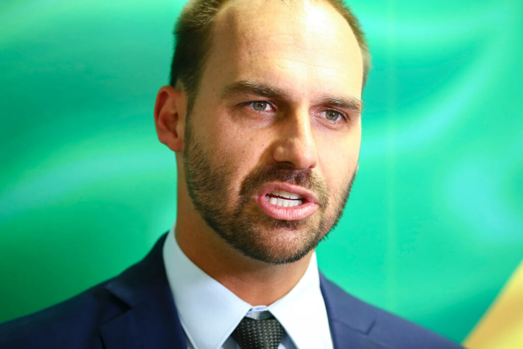 Eduardo Bolsonaro fala em caças e navios dos EUA no Brasil e diz: “Eu prefiro a guerra”