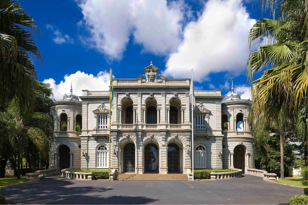 Aécio e ex-governadores se posicionam contra a Palácio da Liberdade virar salão de festas