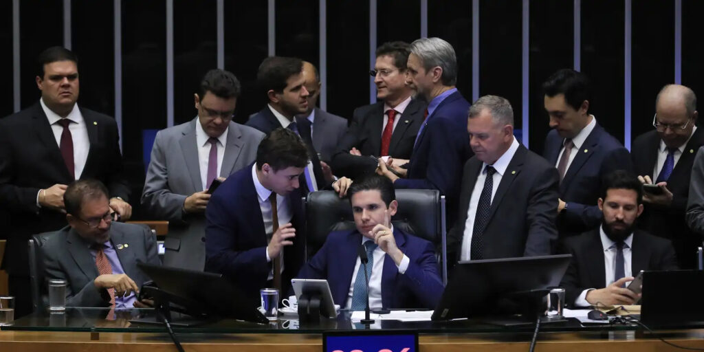 Senado desafia a Câmara, barra PEC da Blindagem e aprova isenção de Imposto de Renda