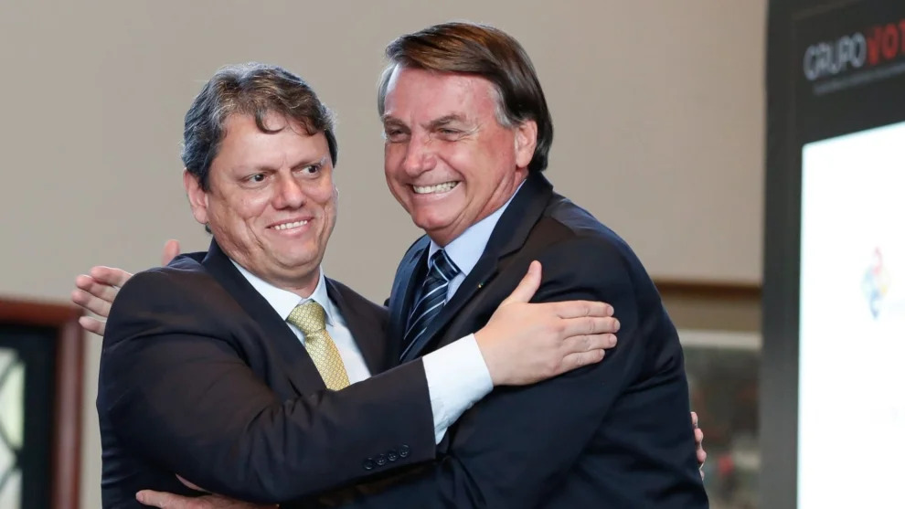 Filho de Bolsonaro com “alma de Centrão” abre espaço para Tarcísio na direita
