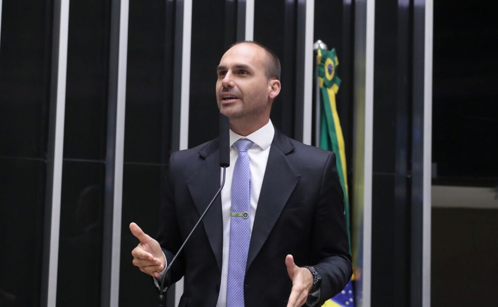 Deputados articulam suspensão para salvar mandato de Eduardo Bolsonaro