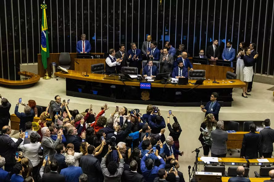 Câmara aprova fim do IR para quem ganha até R$ 5 Mil com voto unânime