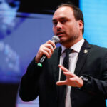 Carlos Bolsonaro enfrenta rejeição em Santa Catarina e é acusado de oportunismo político