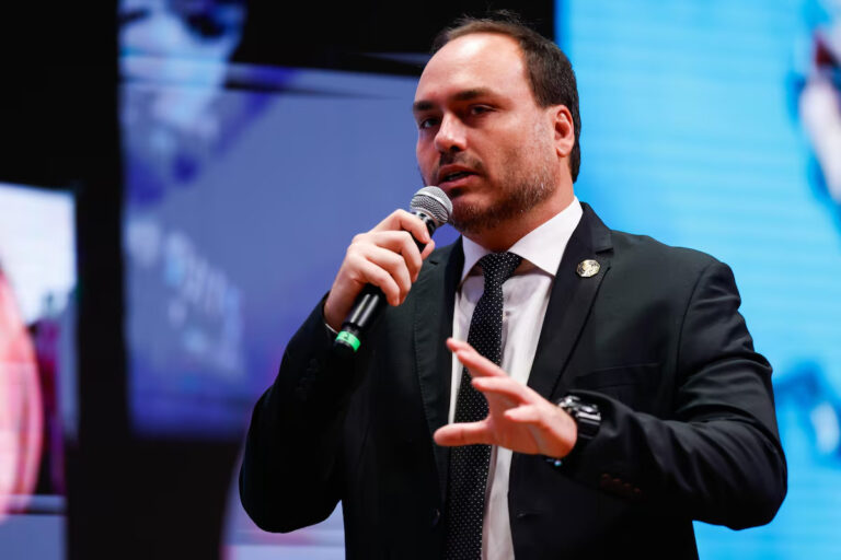 Carlos Bolsonaro enfrenta rejeição em Santa Catarina e é acusado de oportunismo político