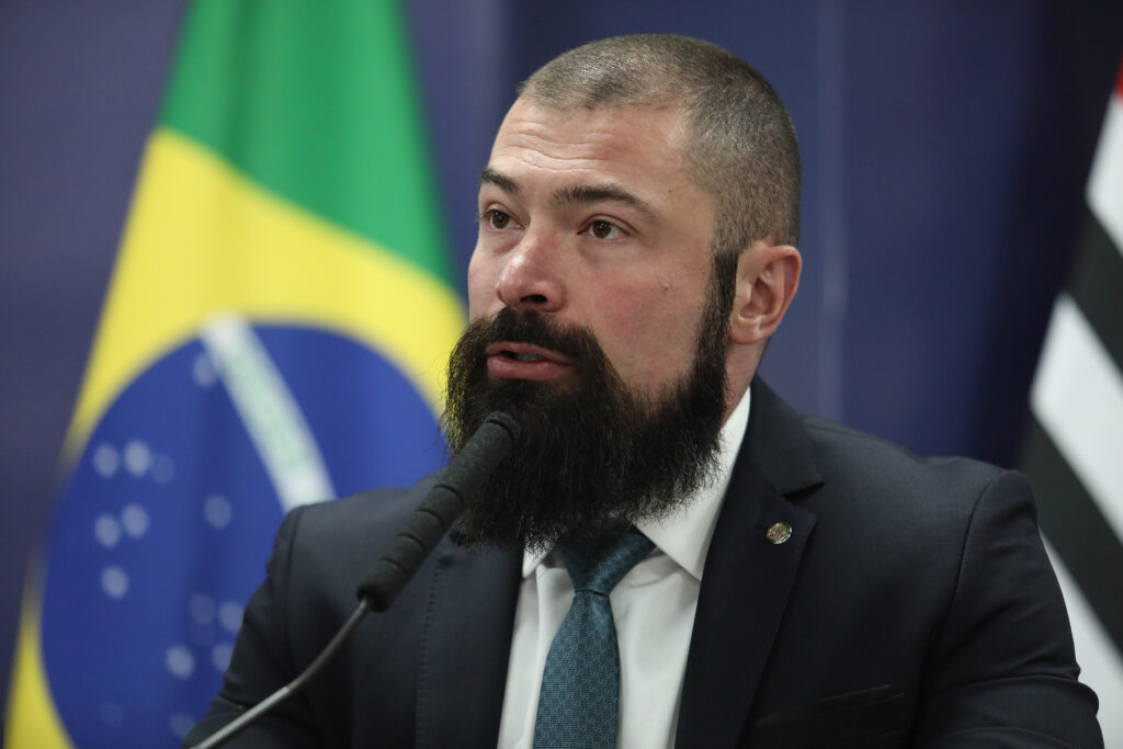 Deputado bolsonarista Paulo Bilynskyj propõe liberar embarque armado em aviões