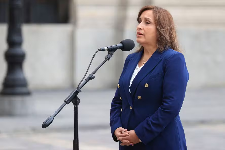 Congresso do Peru destitui presidente em votação relâmpago