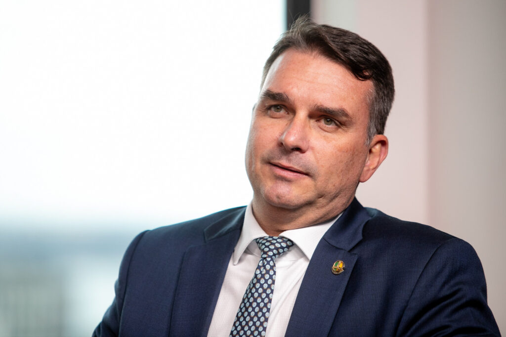 Do INSS à China: Flávio Bolsonaro eleva tom contra Lula e fala em pena de morte