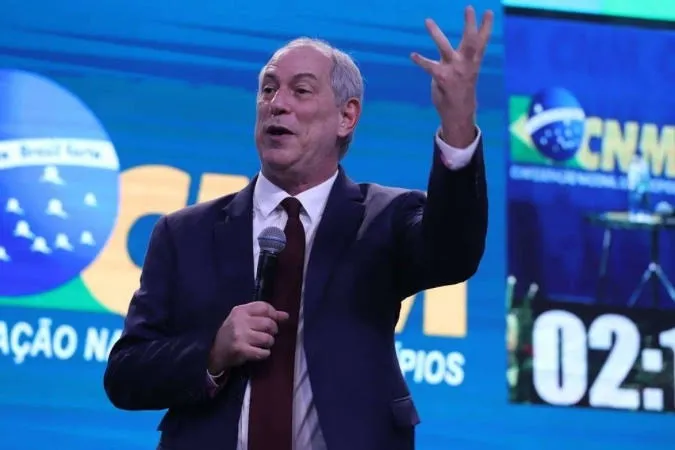 Ciro Gomes volta ao PSDB e provoca Lula: “Aqui não tem ladrão. E lá?”