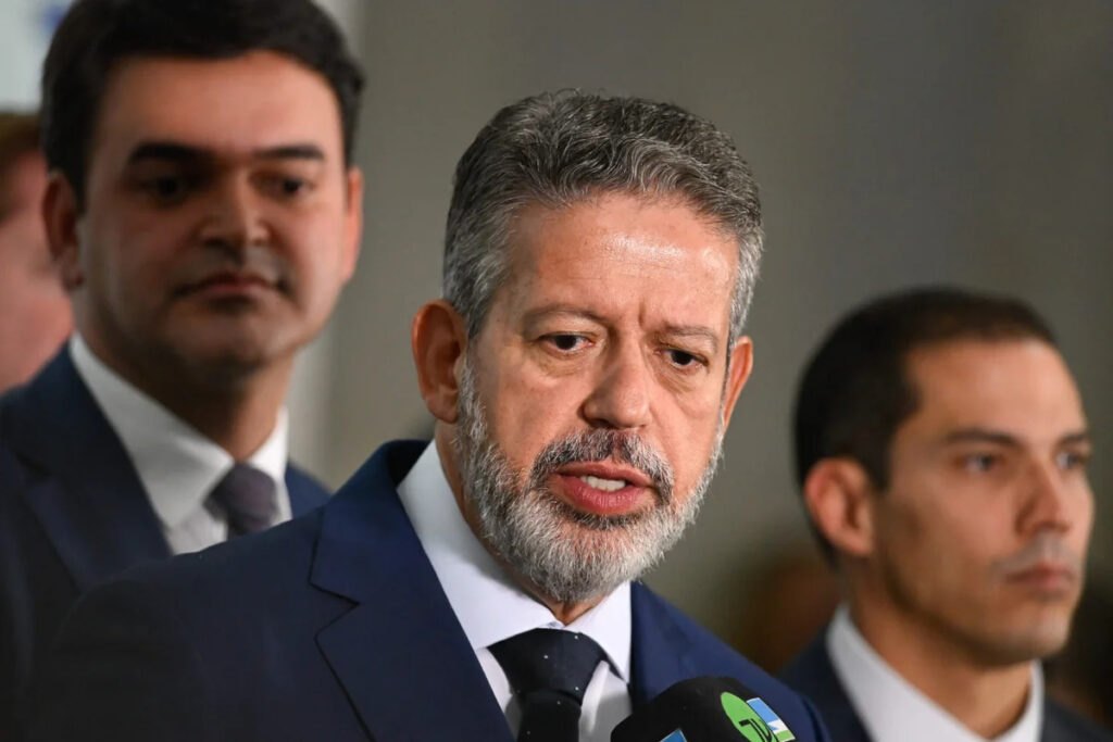 Montagem com Arthur Lira e bolsa de luxo viraliza e acende alerta para 2026