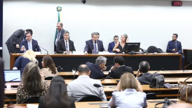 Congresso aprova fundo eleitoral de R$ 4,9 bilhões e corta R$ 4 bilhões de despesas do Governo