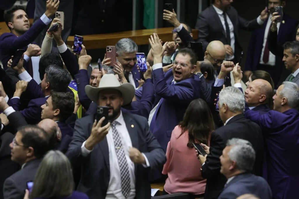 Governo e oposição voltam ao embate com votação do projeto da dosimetria