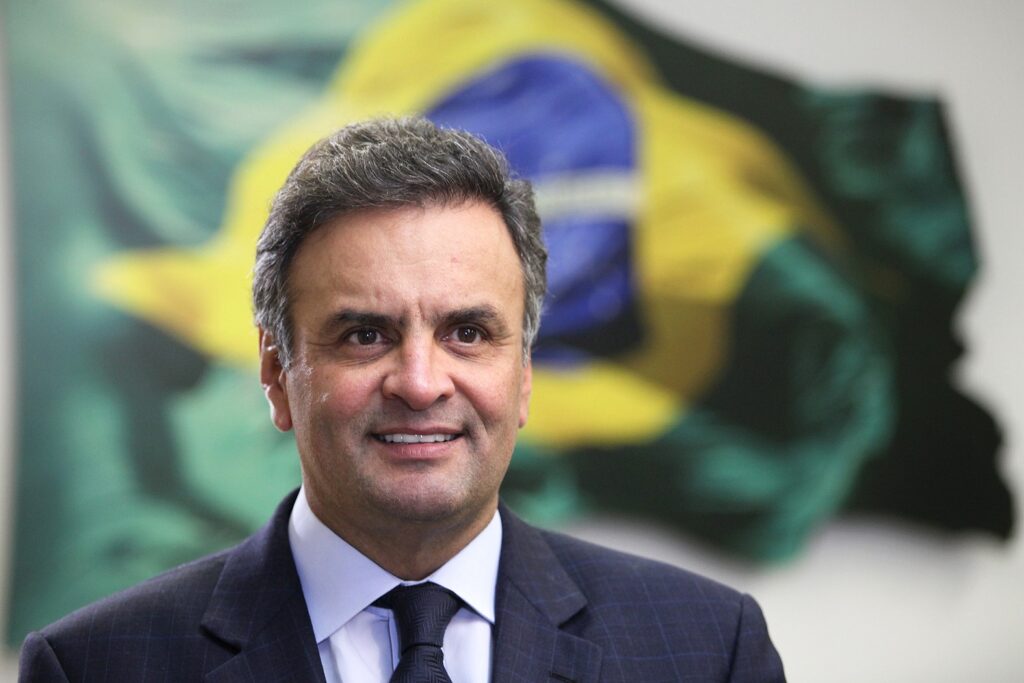Aécio volta ao comando do PSDB e aposta no fim da polarização em 2026