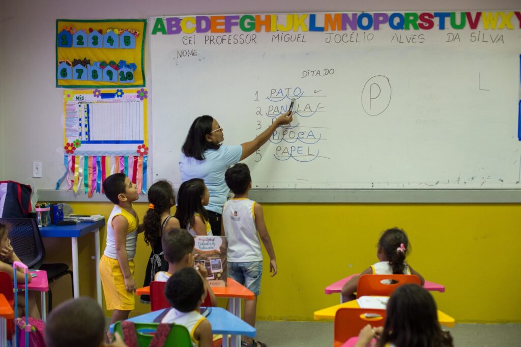 O Brasil falhou: 4 em cada 10 alunos chegam ao 3º ano sem ler com fluência