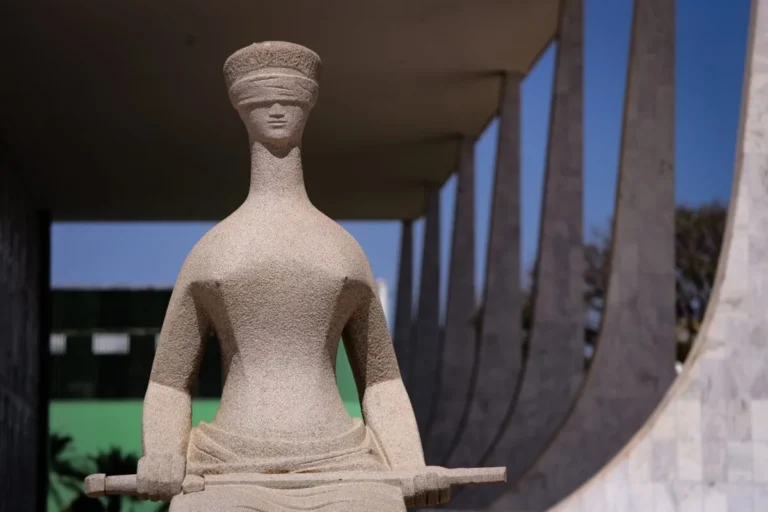 STF abre caminho para pagamentos acima do teto e recria benefício a juízes e procuradores