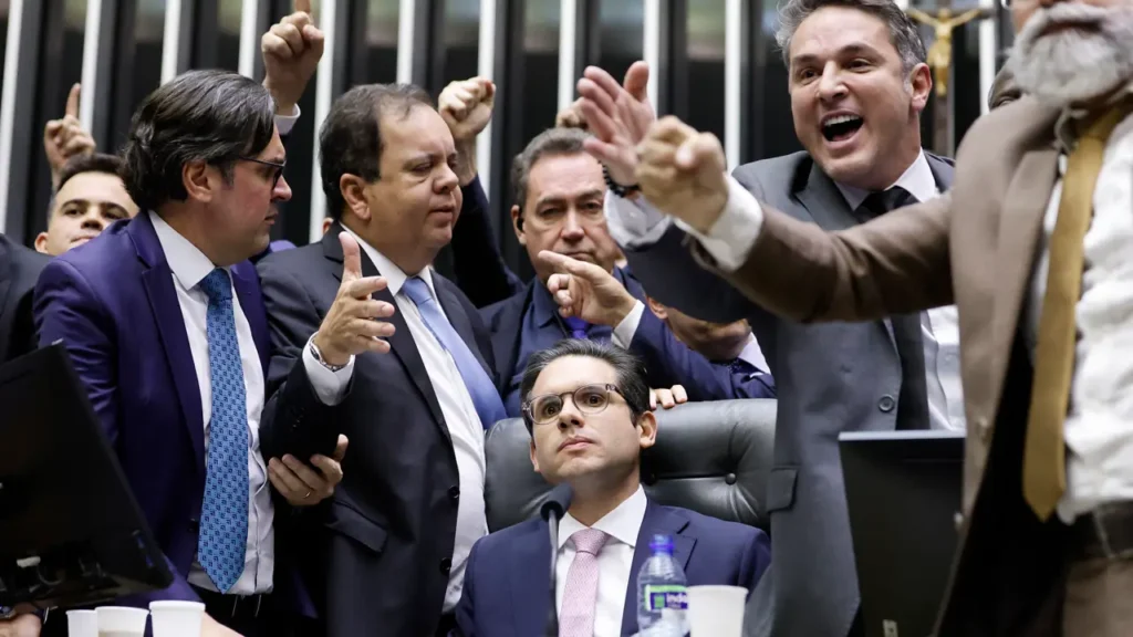 Três meses após motim, Câmara ainda não puniu deputados bolsonaristas