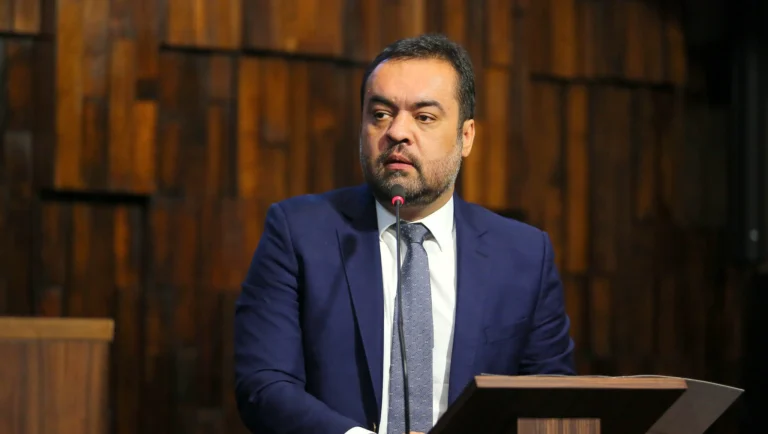 Claudio Castro segue inelegível até 2030, decide TSE