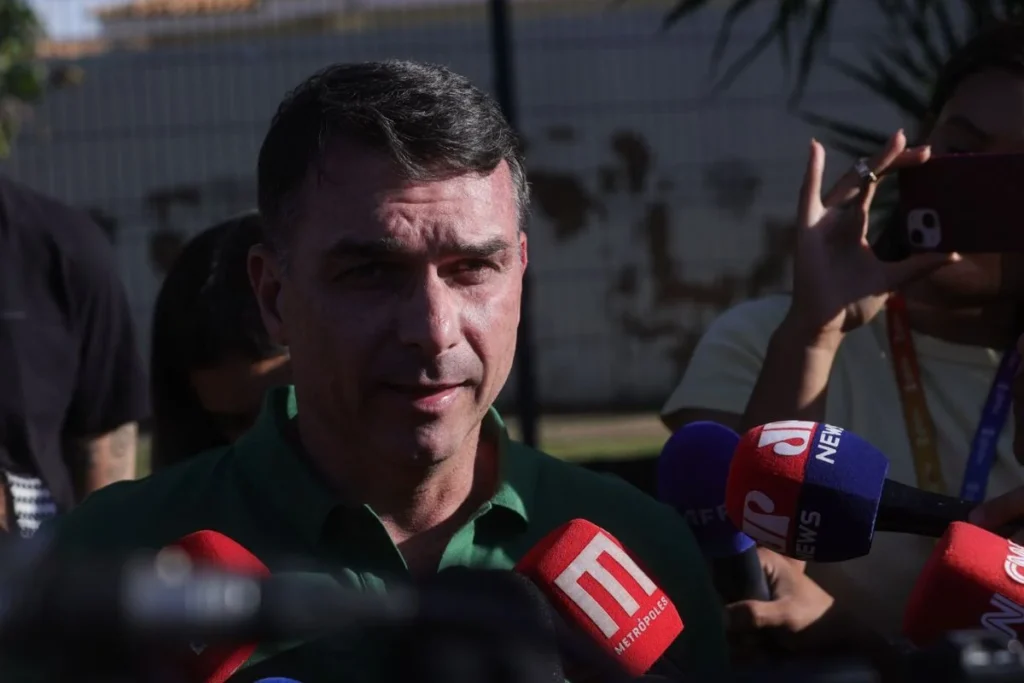 Flávio diz que sistema quer calar Bolsonaro