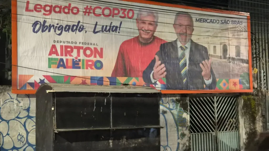 Outdoor em Belém exalta Lula por obras da COP30 e expõe brecha na lei eleitoral