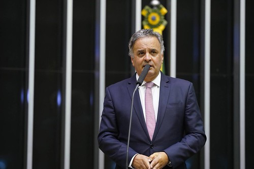 “O PT sempre escolhe o caminho da demagogia”, critica Aécio após Lula ironizar legado de FHC e Serra