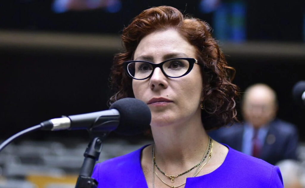 Carla Zambelli renuncia ao mandato e pressiona Motta, Eduardo e Ramagem na Câmara