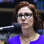 Carla Zambelli renuncia ao mandato e pressiona Motta, Eduardo e Ramagem na Câmara