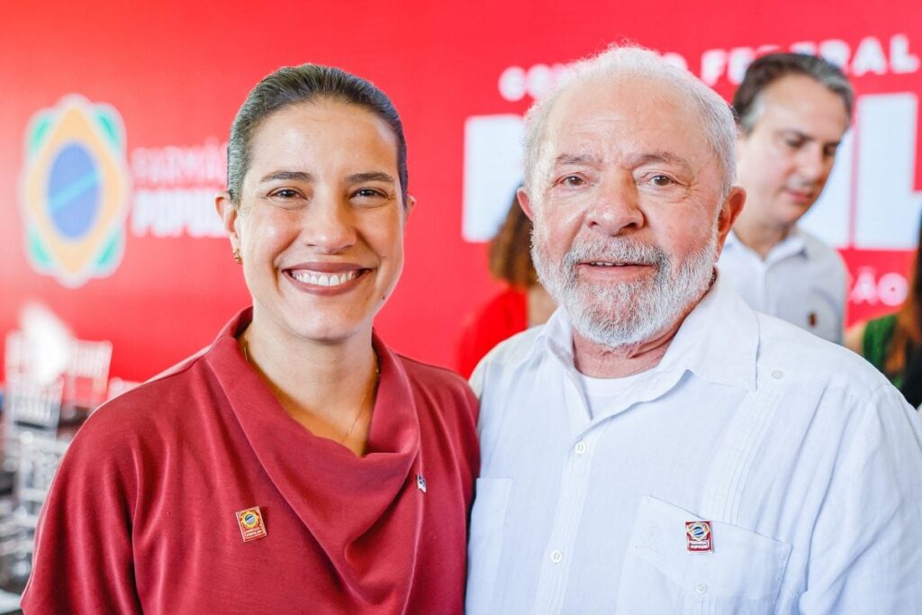 Raquel Lyra é vaiada em evento com Lula e acusa militância petista de machismo.