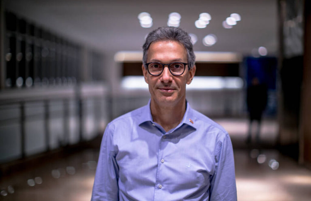 Empresa de Zema é condenada por fraude contra aposentada do INSS, governador vai depor na CPMI