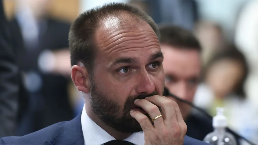 Eduardo Bolsonaro perde passaporte diplomático e busca novas formas de permanecer nos EUA