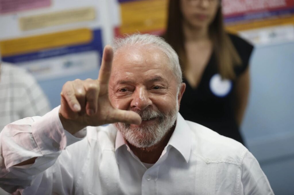 Lula pede que jovens entrem na política e diz: “Vocês são as pessoas honestas que querem que eu seja”