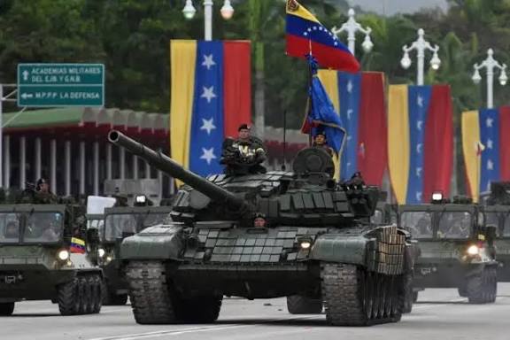 Milícias armadas tomam as ruas da Venezuela; país virou terra sem lei desde a intervenção americana