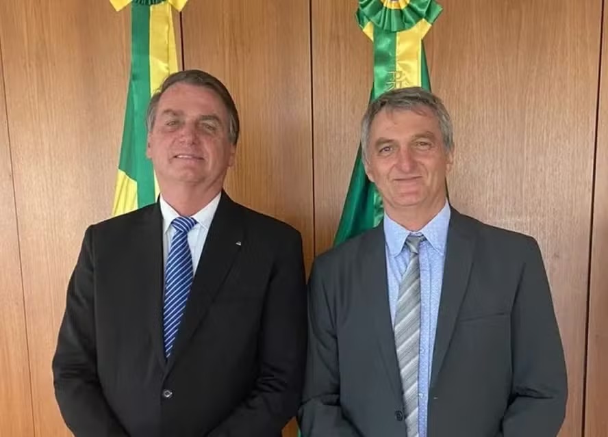 Apostando no 13, Bolsonaro e familiares acertaram a quadra na Mega da Virada