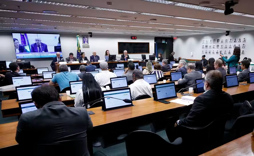 Câmara dos Deputados comprará 40 TVs de 85 polegadas por quase R$ 300 mil