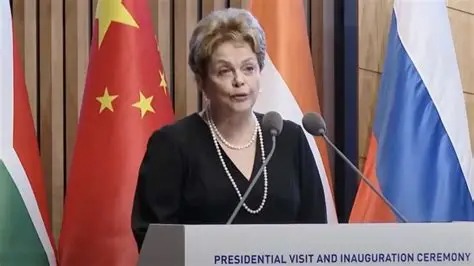 Dilma comete gafe em lançamento do projeto do Banco dos BRICS: “320 x 5 = 900”