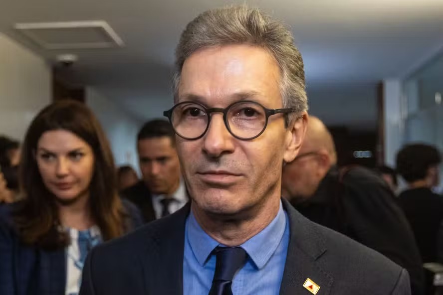 Zema gasta milhões de dinheiro público na              pré-campanha ao usar avião do governo de Minas