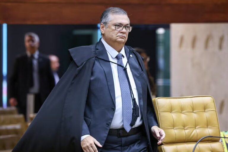 Ministro Flávio Dino determina a suspensão de penduricalhos em todos os Poderes