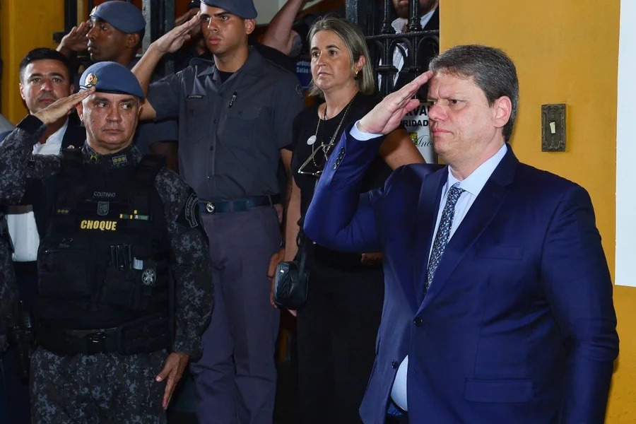 Tarcísio descumpre promessas e enfrenta protestos de policiais